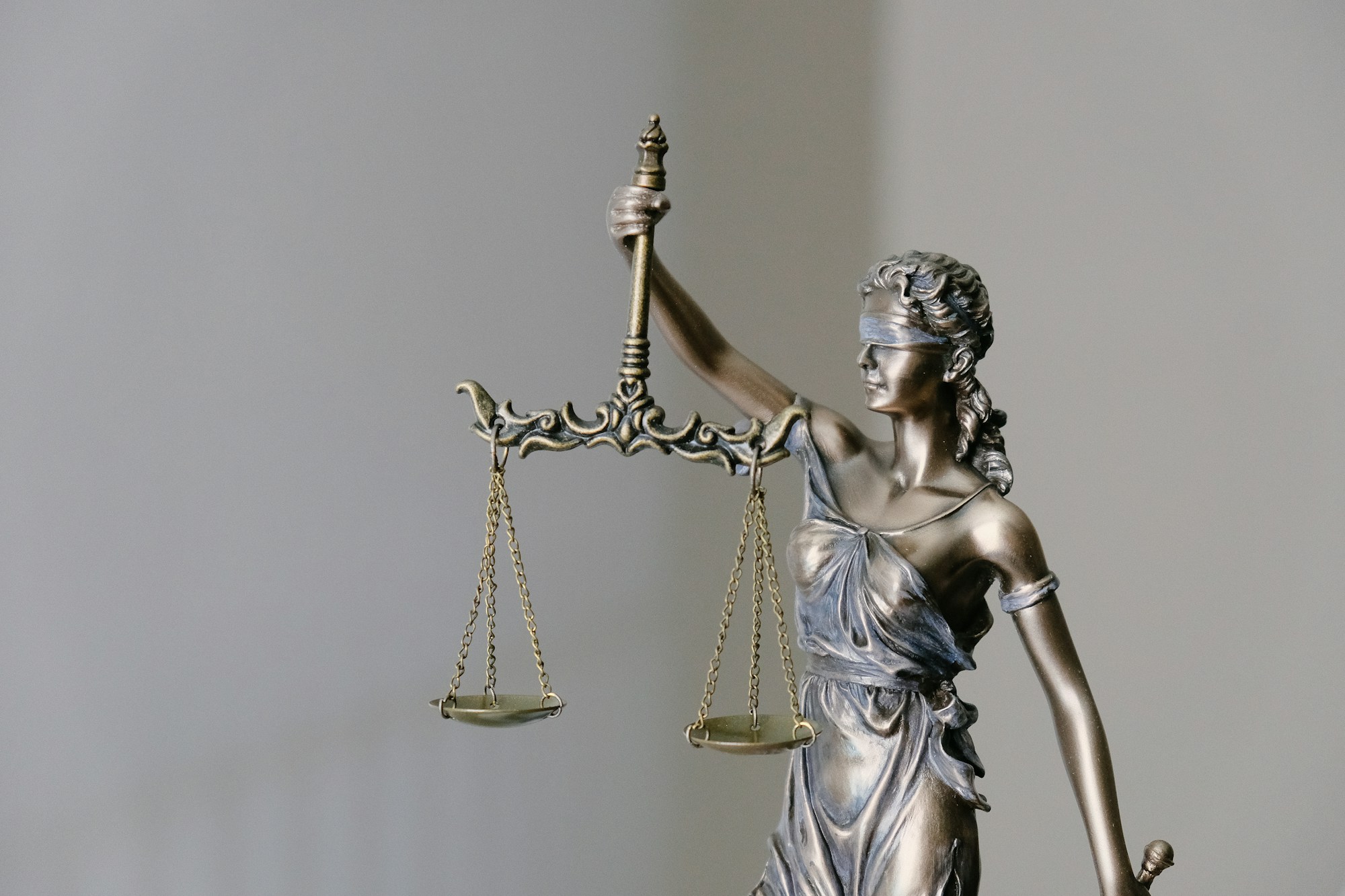 Estátua da deusa da Justiça com a balança, símbolo da advocacia